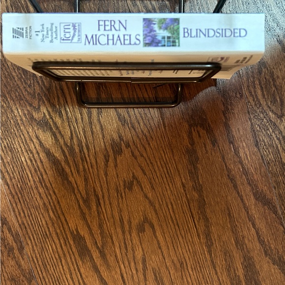 4 books for $16 - BLINDSIDED by Fern Michaels - Picture 3 of 4